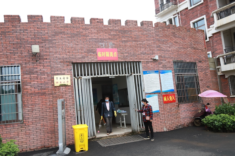 长沙市教育局、市疾控中心、市场监督局领导来我校检查指导春季开学与疫情防控工作